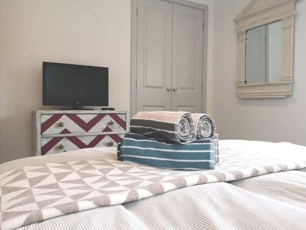 The Little House, Boutique Home Near The Sea شيشستر المظهر الخارجي الصورة